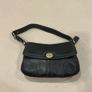 Coach Hampton Black Leather Shoulder Handbag. J0793-11542